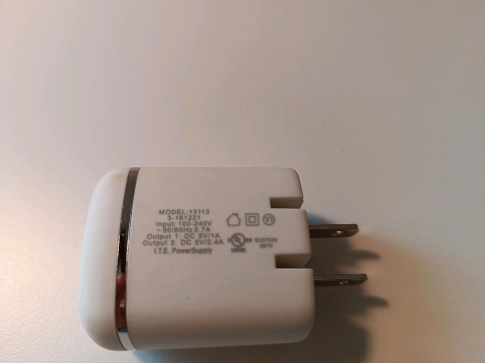 USB USA EU Reise Adapter USB Ladegerät Schnelladegerät Handy in Mainz