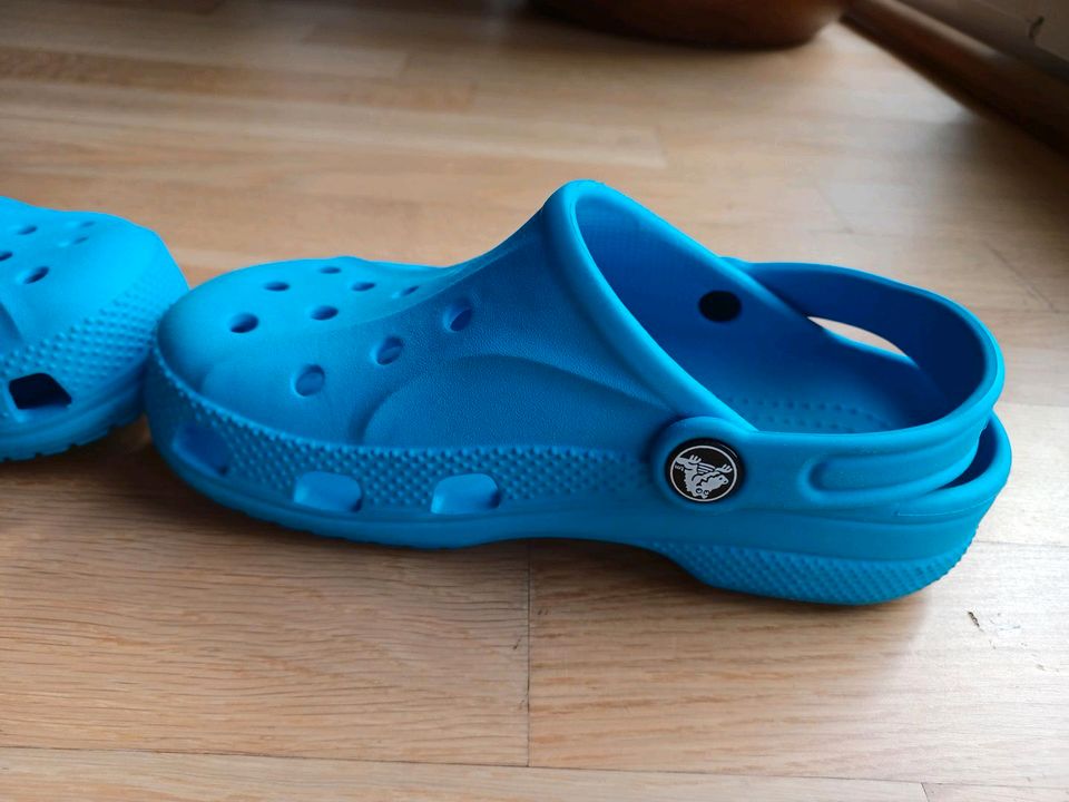 Crocs Hausschuhe Badeschuhe Größe J 1 (32-33) in Leipzig