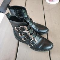 Nieten Spangen Stiefel gr 36 Schuhe schwarz Catwalk Nordrhein-Westfalen - Heinsberg Vorschau