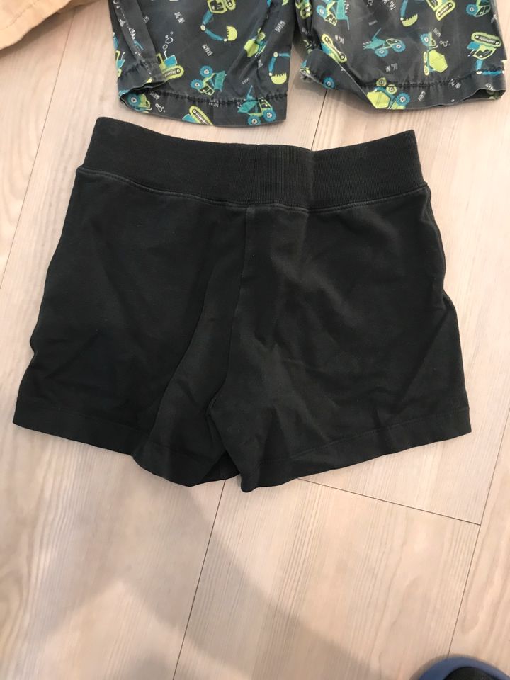 2 Shorts kurze Hosen Gr104 m.Hosentaschen in Berlin