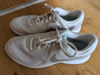 Nike Sportschuhe 38,5 hellgrau, sehr gut erhalten Kr. München - Oberhaching Vorschau