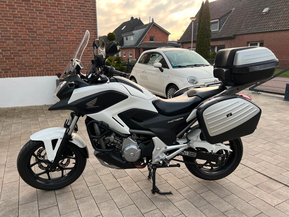 Honda NC700X mit vielen Zubehörteilen aus 1.Hand im TOP-Zustand! in Emmerich am Rhein