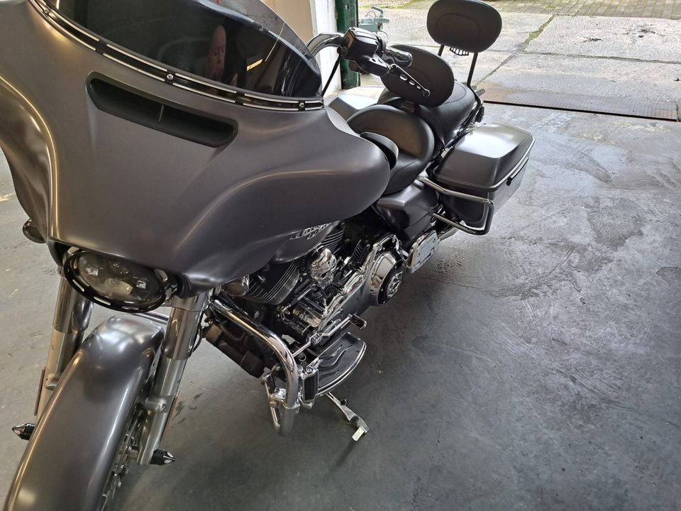 Harley Davidson Street Glide in Dudeldorf