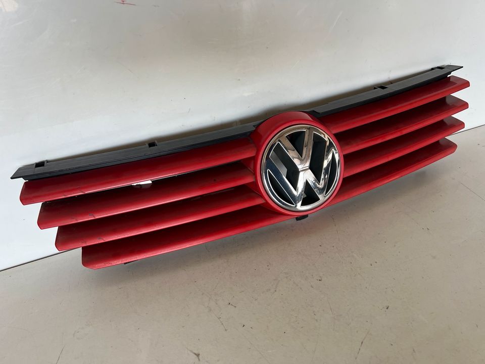 Kühlergrill VW Polo 6N2 rot LP3G Grill Frontgrill mit VW Emblem in Wilnsdorf