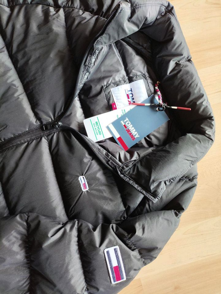 Tommy Jeans Daunenjacke Gr.M TJM LIGHT DOWN JACKET Hilfiger Jacke in Gladenbach