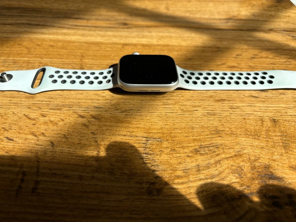 Apple Watch SE 44mm in Winsen (Aller)