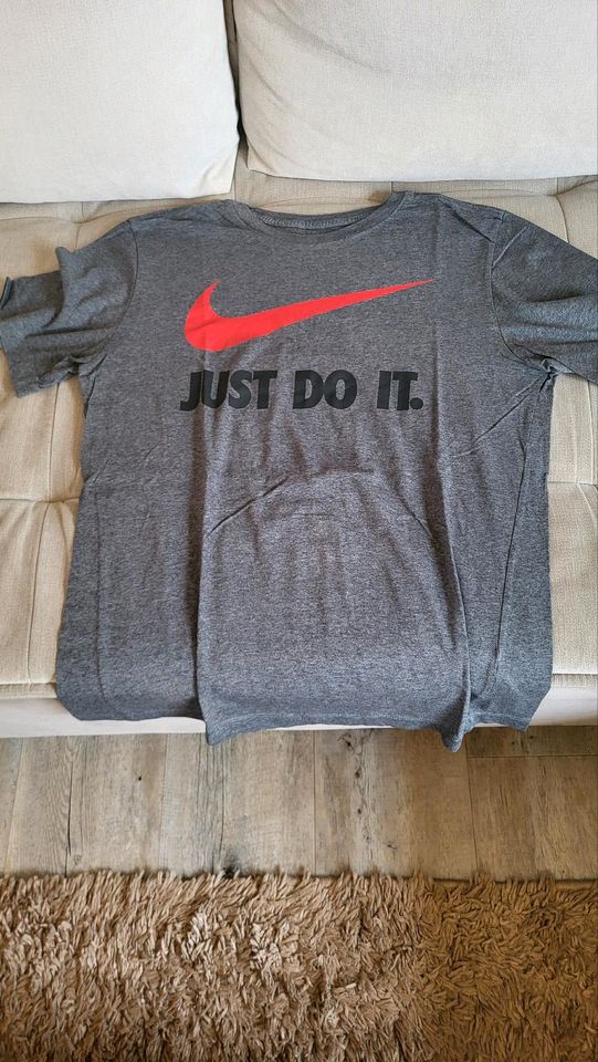 Nike, T-Shirt in Gr. M in Kellinghusen