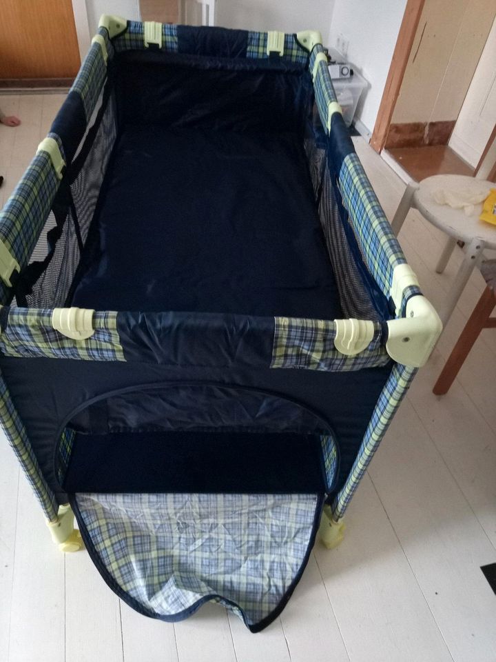 Schönes Reisebett mit Eingang, Tasche, Rollen, Einhang für Babys in Jüterbog