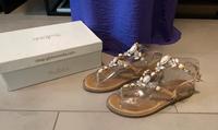 NEU Glitzer Strass Riemchen Zehentrenner Sandalen Creme Gold 39 Kr. München - Neubiberg Vorschau