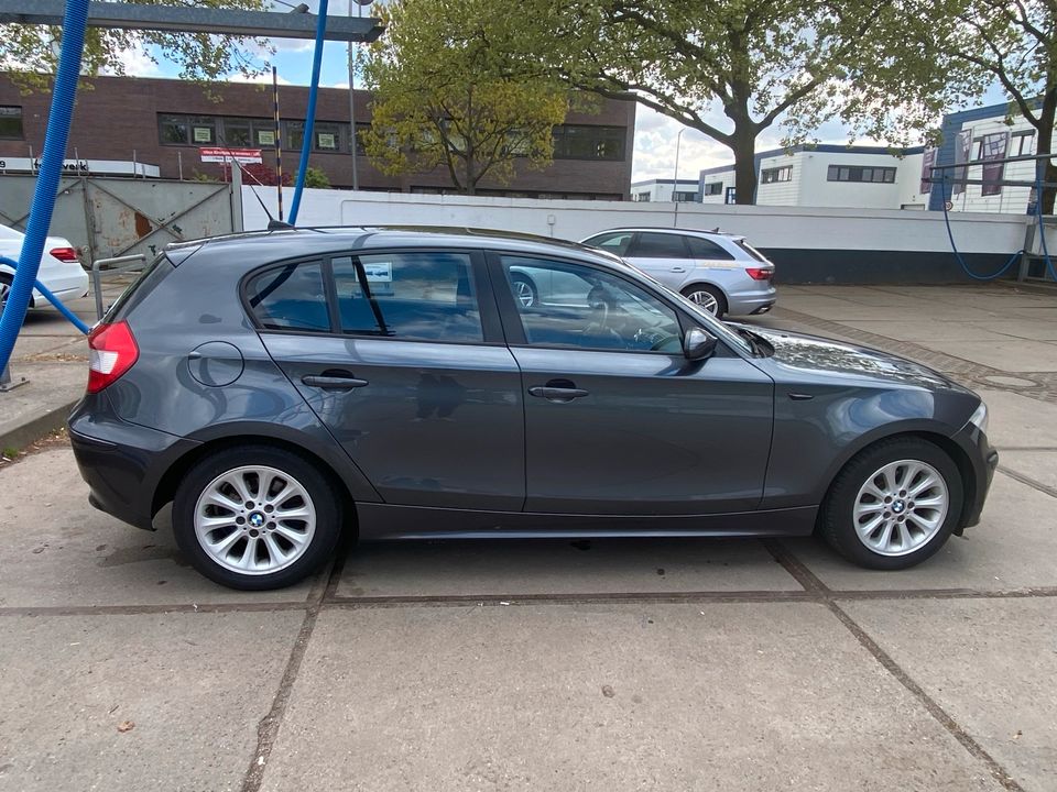 BMW 116i Limousine metallic grau in Berlin