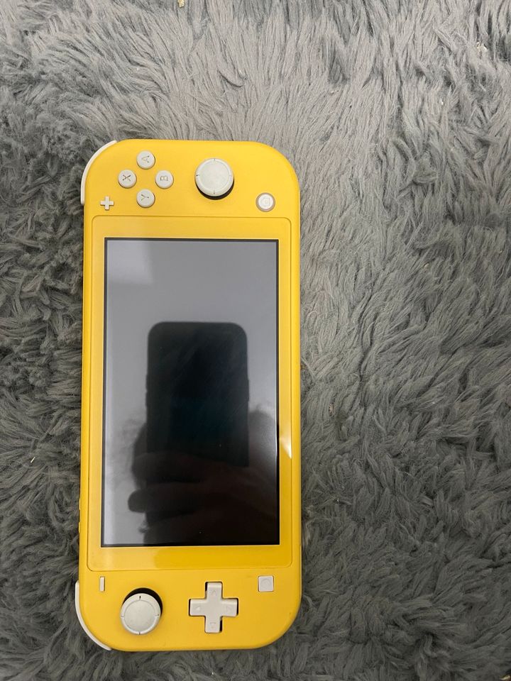 Eine Nintendo Switch light gelb in Köln