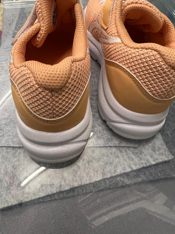 Turnschuhe 31,5 sehr gut erhalten asics, weiße Sohle in Köln