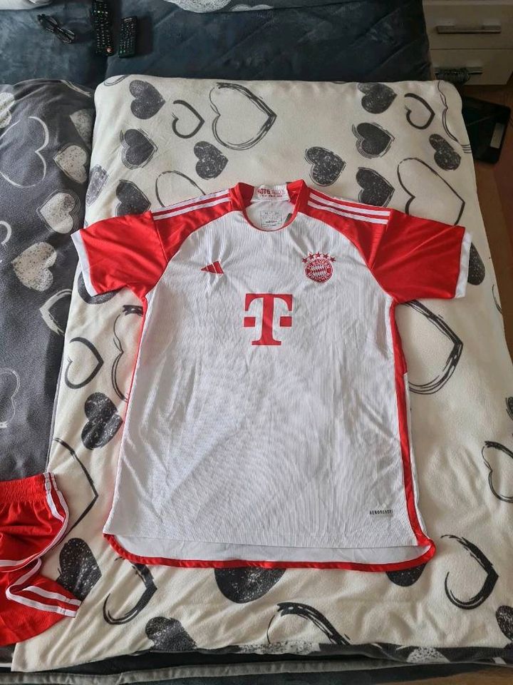 FC Bayern  Triko Set Gr.XL in Tönisvorst