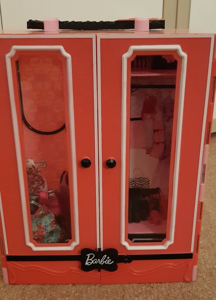 Barbie Kleiderschrank tragbar, Kleiderkoffer in Seevetal