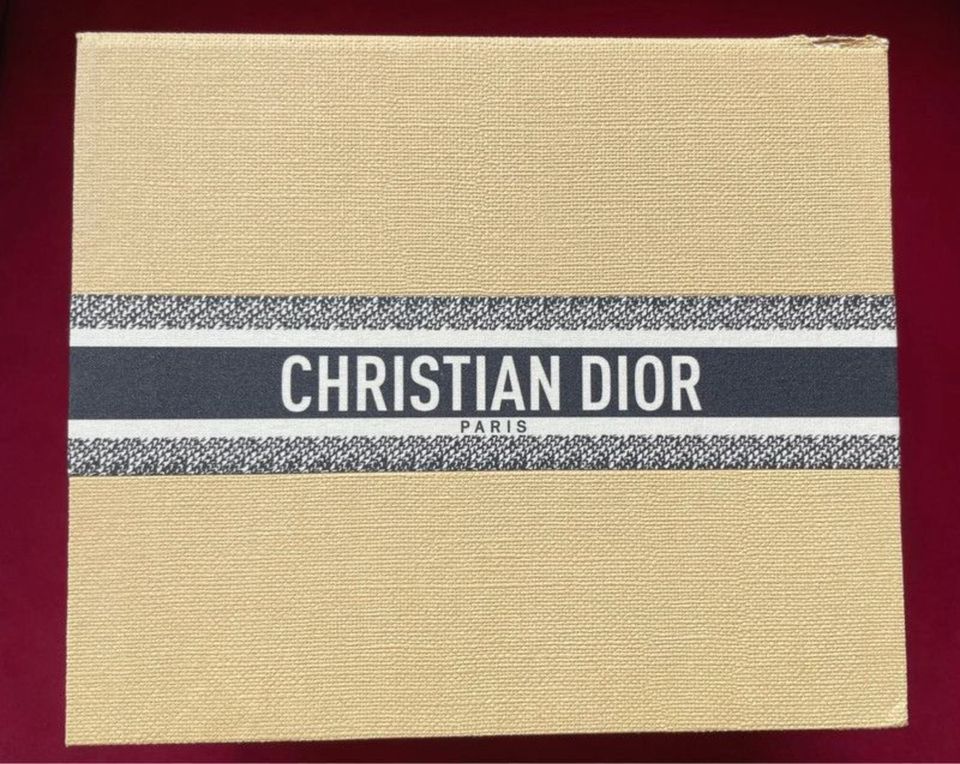 Christian Dior, AOG Couture Geschenkbox, Aufbewahrungsbox, Kissen in Köln