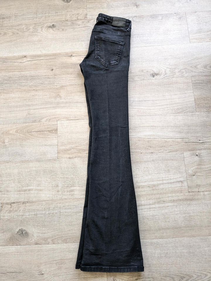 Gina Tricot Jeans Flared Schlaghose Schwarz Grau in Düsseldorf