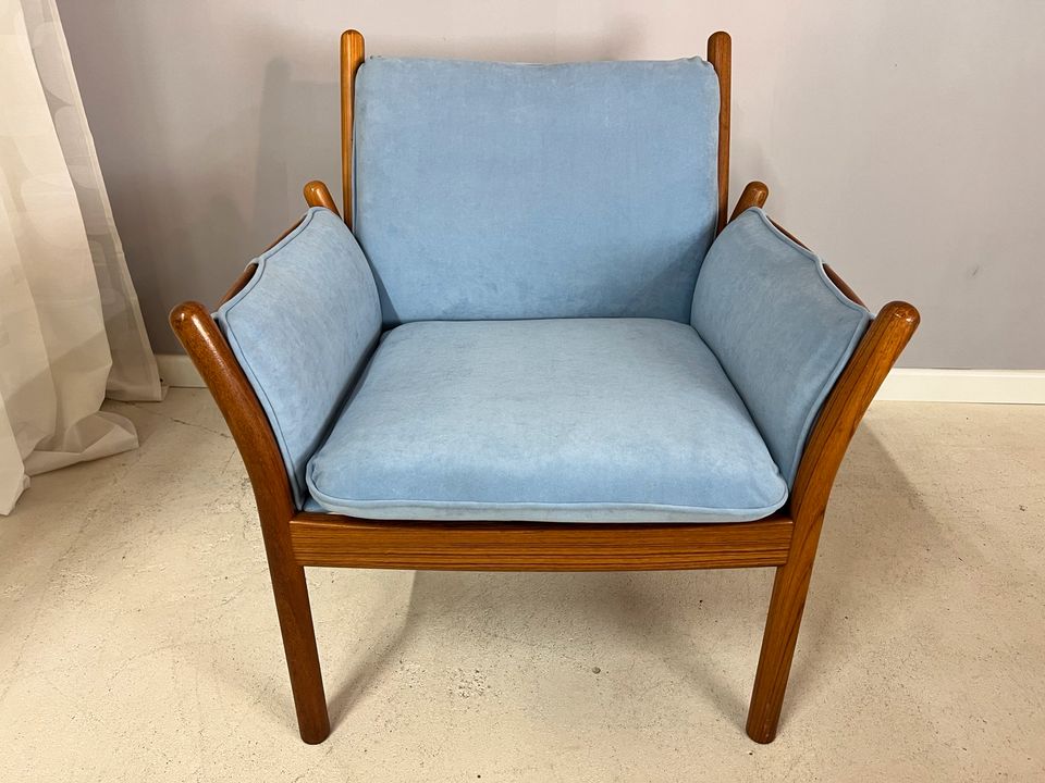 Teak Vollholz Sessel mit Armlehnen Illum Wikkelso Designersessel Holzsessel Polster hellblau babyblau Mid Century Design Dänemark Vintage 60er Jahre in Berlin