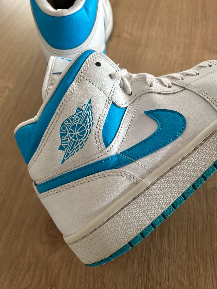 Nike Air Jordan 1 Mid white/babyblue | EUR 38,5 in Heusweiler