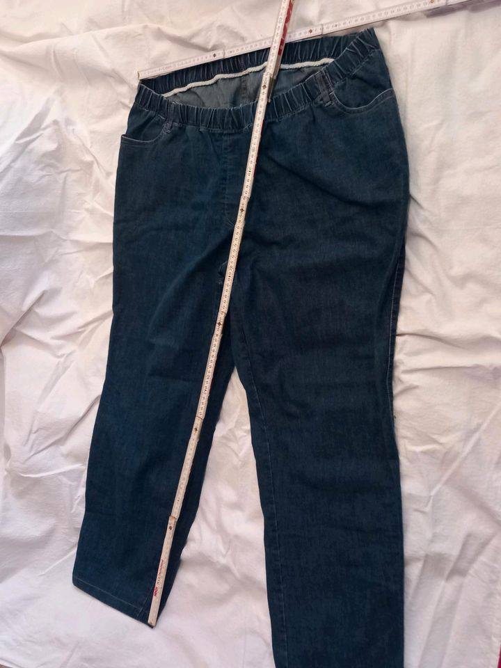 Jeans mit Hosentaschen und Gürtelschlaufen Gr. 54 in Kassel