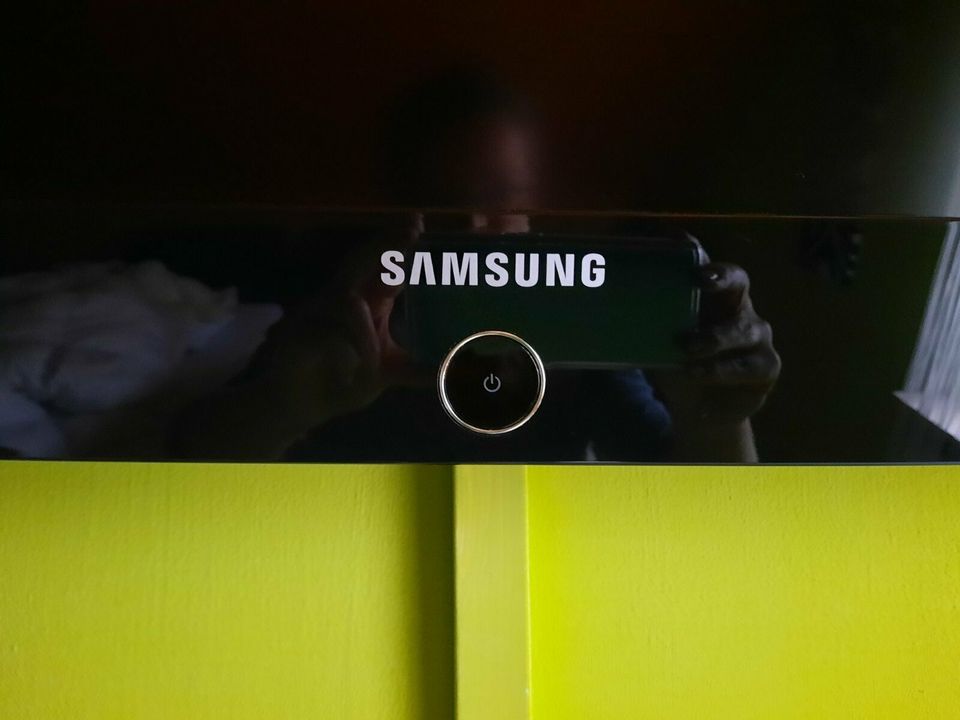 Samsung LCD-TV inkl. Digital-Receiver, Wandhalterung und Standfuß in Illingen