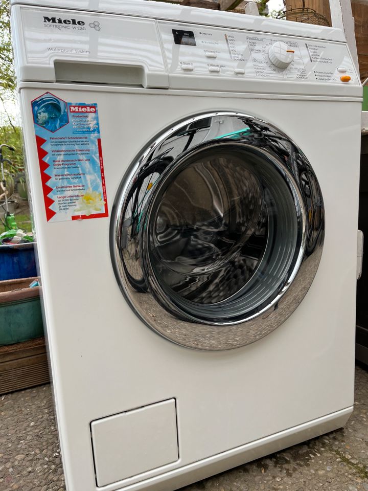 Miele Waschmaschine Softtronic W 2241 in Oberursel (Taunus)