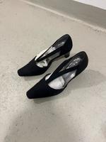 Schuhe und Damenbekleidung zum abgeben Bayern - Regensburg Vorschau