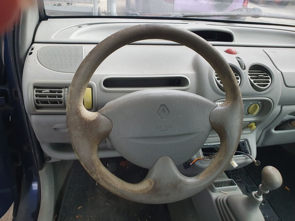 Schlachtfest! Renault Twingo C06 1,2 KW43 PS58 Bj.09/1999 in Hünxe