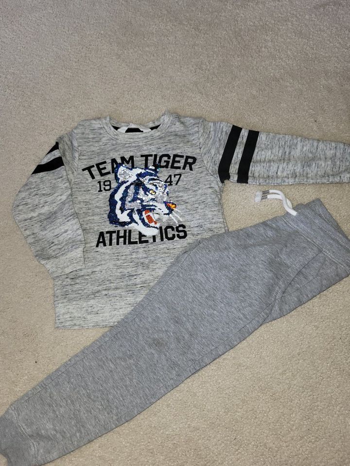 Set Pullover und Hose Gr. 104 H&M Junge Jungs Pailletten Tiger in Kiefersfelden