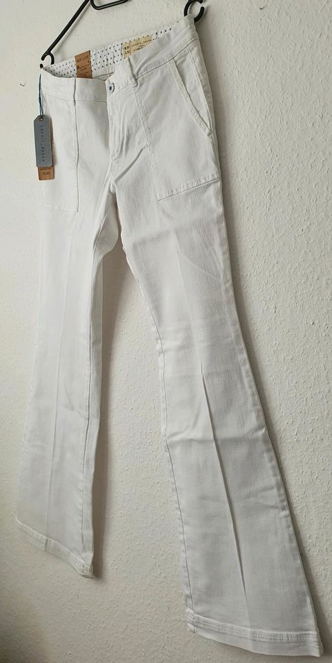 Schicke stretchige weiße Jeans von Esprit, Größe 29/30 in Mittenaar