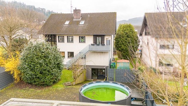 Mehrfamilienhaus - 3 Wohnungen - 3 Garagen - Garten - gute Lage von Roßbach-Wied! in Roßbach (Wied)