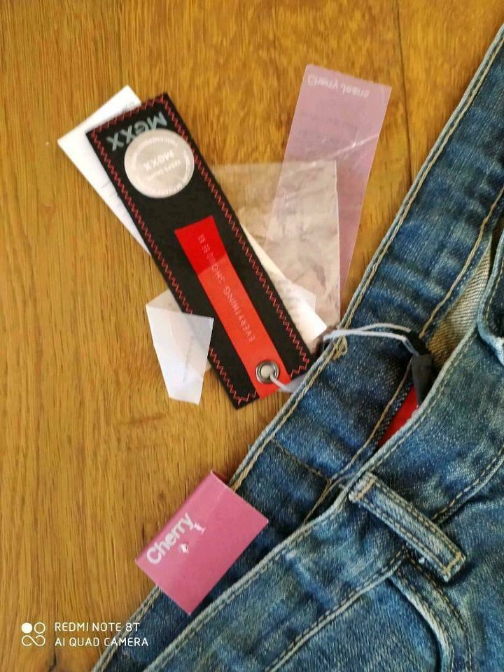 Neu MEXX Jeans/ Cherry/ Gr. 170 oder ca. W28 Damen in Röhrnbach