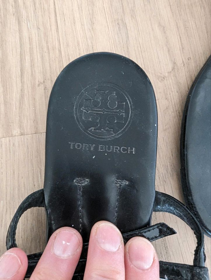 Tory Burch Lacksandalen Gr. 38 in Bielefeld