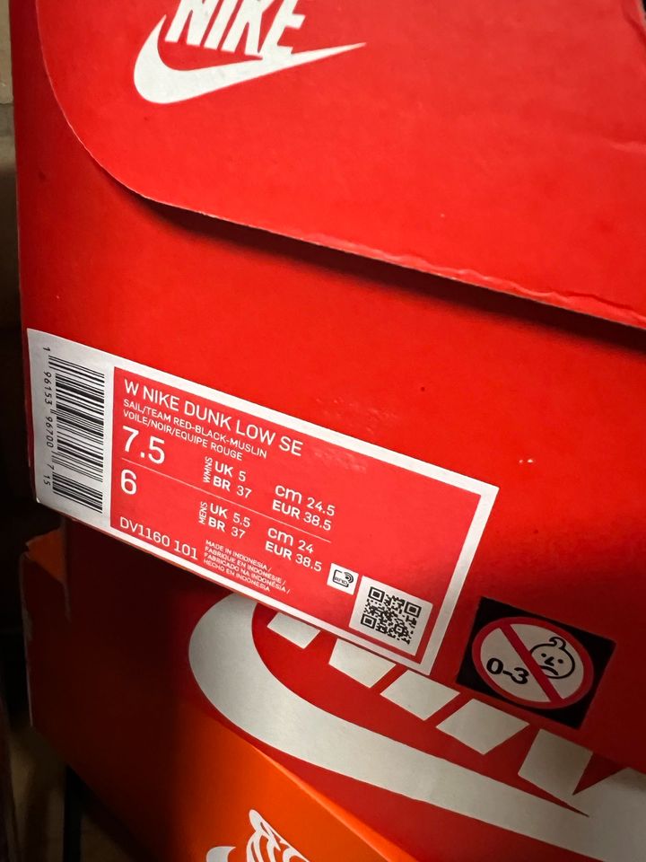 Nike Dunk Low SE 38.5  red black muslin nagelneu in Dortmund