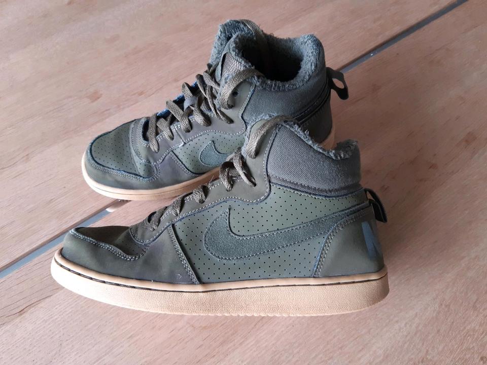 Nike gefutterte Winterschuhe navy grun in Nordrhein Westfalen Werl kleinanzeigen