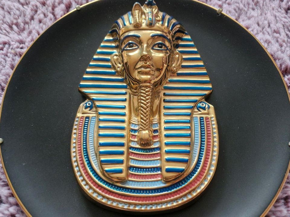 komplette altägyptische Sammlerset der vergoldeten Teller in München