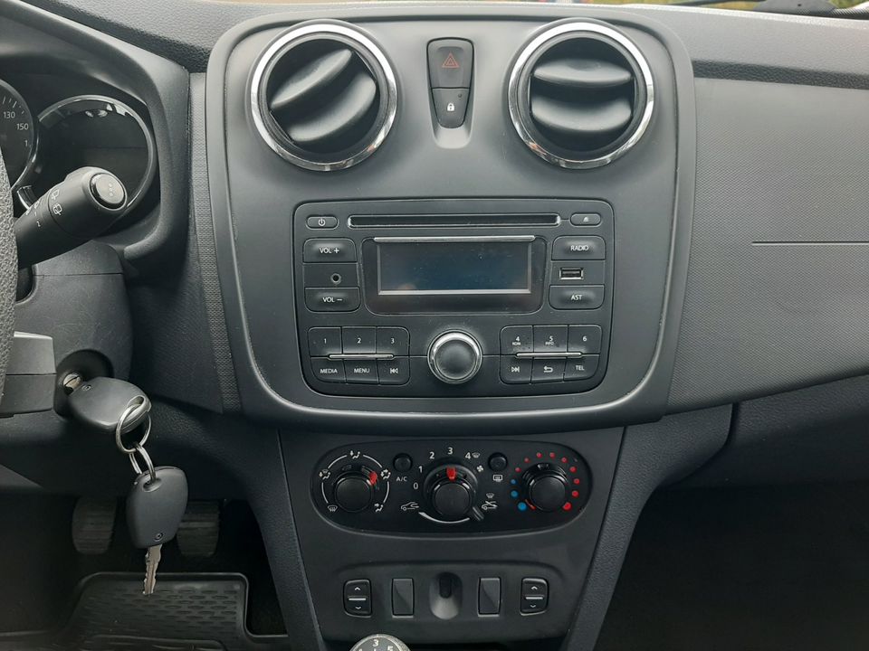 Dacia Sandero 1. Hand Klima Sound 39.450 Km TÜV & Service neu in Malchow