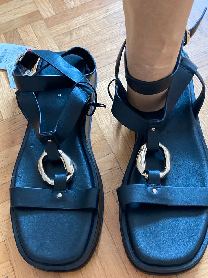 ZARA Sandalen schwarz Leder neu mit Etikett Gr. 41 in München