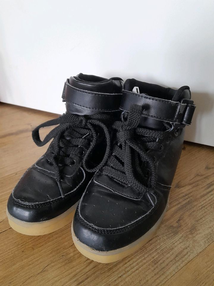 Schuhe Halbhochschuhe schwarz Blinkfunktion Größe 33 in Essen-Margarethenhöhe