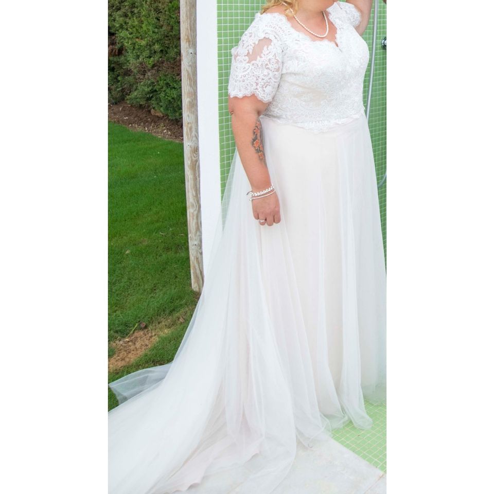 Hochzeitskleid Größe 52/54 plussize curvy in Fürth