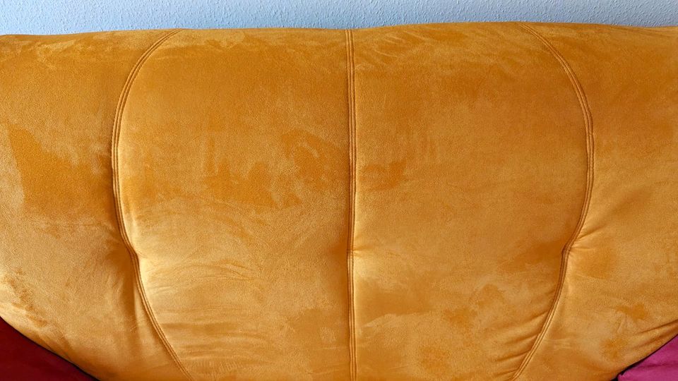 2 Sitzer Sofa Rot Gelb in Demitz-Thumitz