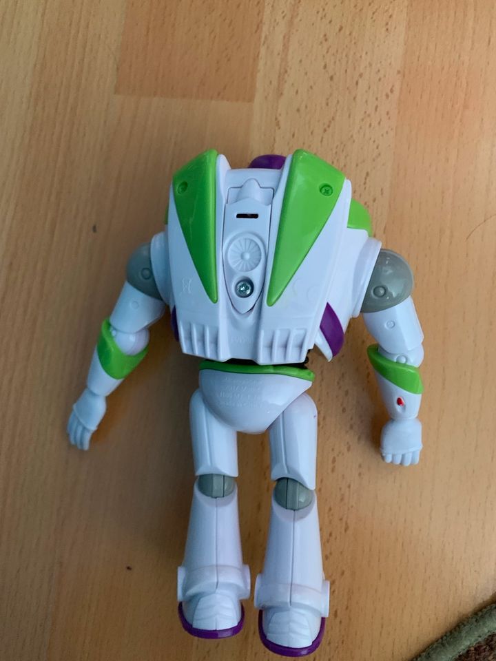 Spielfigur Buzz lightyear in Heere