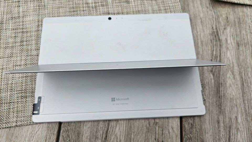 Microsoft Surface 5 Pro Intel i5 4GB 128GB Display kaputt in Dortmund