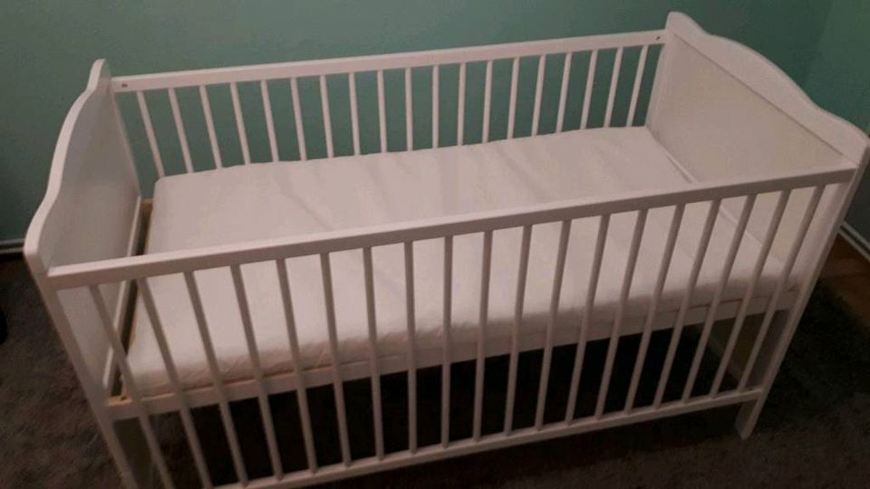 3 in 1 Babybett 140x70 weiß Massivholz Room Bett Eigenbau weiß in Völpke