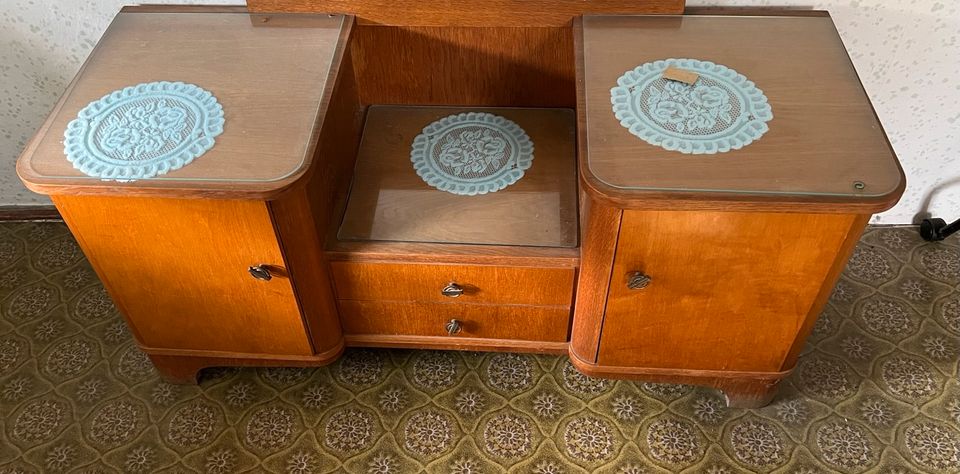 Ehe-/ Doppelbett aus Holz mit 2 Nachtschränken und Sideboard in Weißenfels