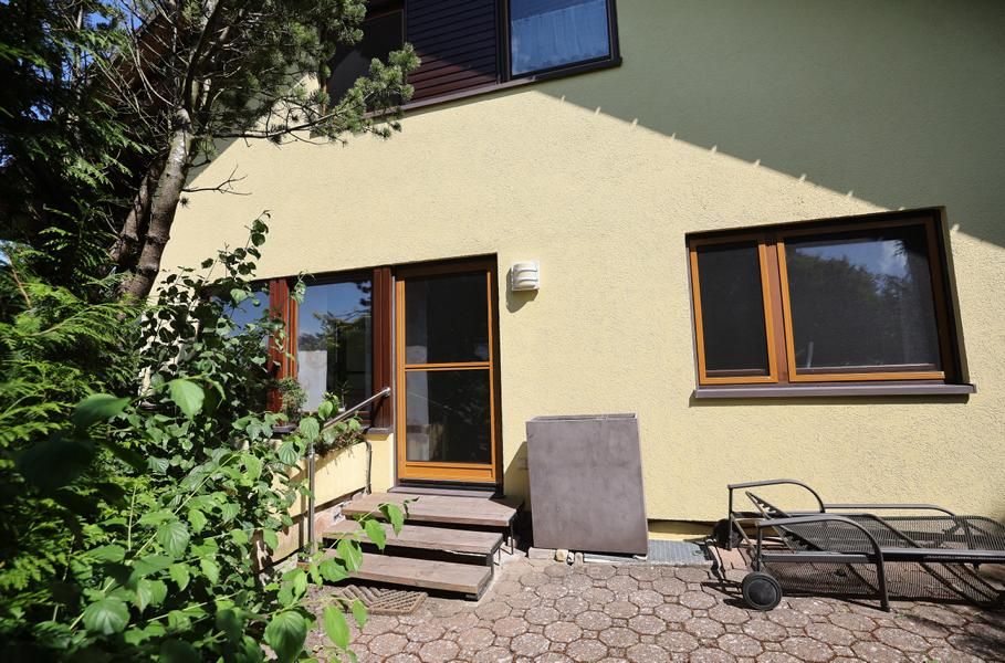 Sonnenhaus: Einfamilienhaus mit Einliegerwohnung in 72581 Dettingen in Dettingen an der Erms