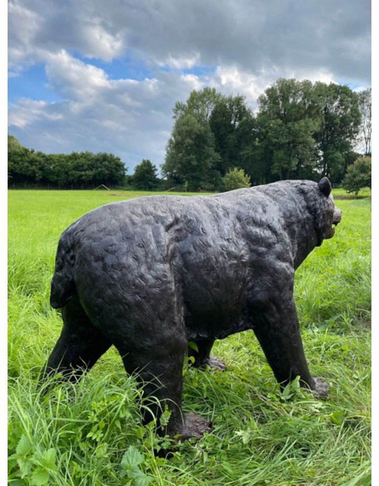 Braunbär – lebensgroße Bronzefigur eines Bären in München