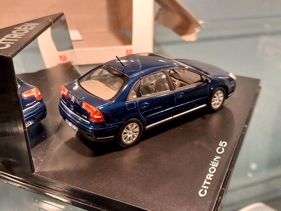 Citroën C5 I ph2 2004-2007 blau, grau, champagne 1/43 Norev in Aachen