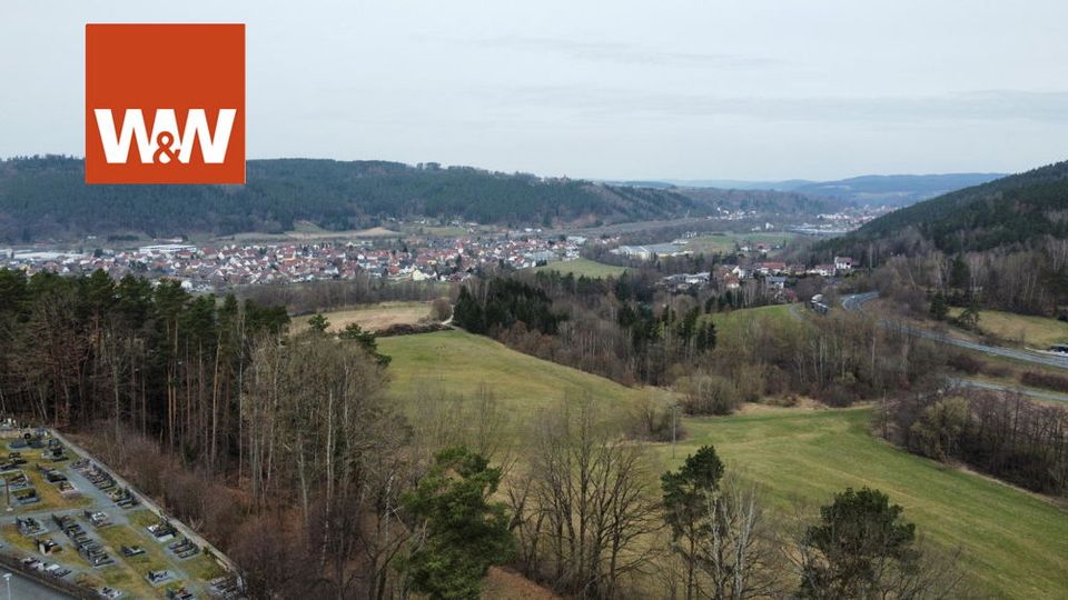 Großzügige DHH mit 3 Garagen und 4 Stellplätzen vor den Toren Kronachs https://tour.ogulo.com/hqNC in Weißenbrunn Kreis Kronach