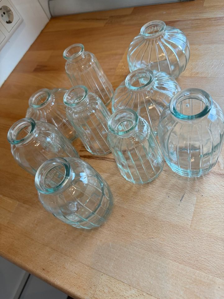 9 kleine Vasen in Krefeld