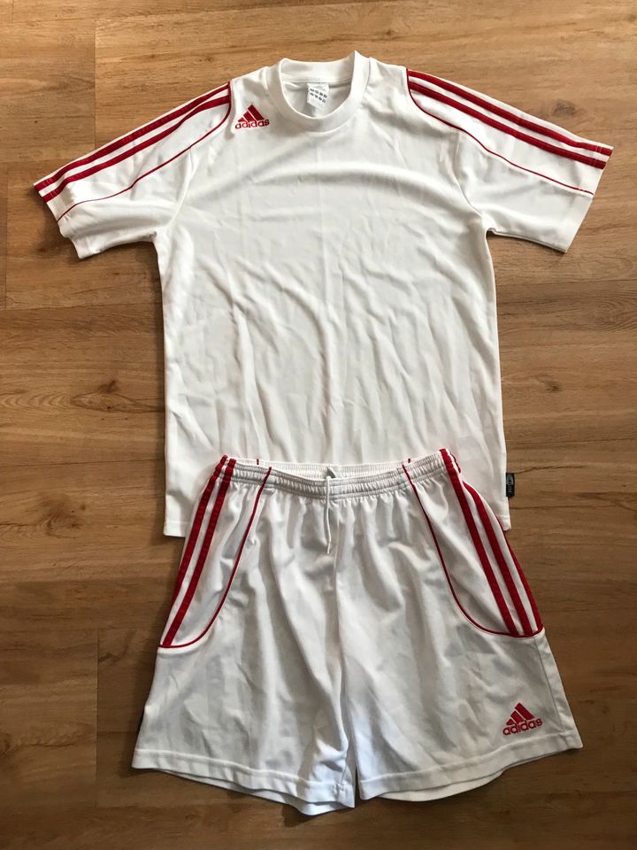 Adidas Sport-Outfit in Beverungen